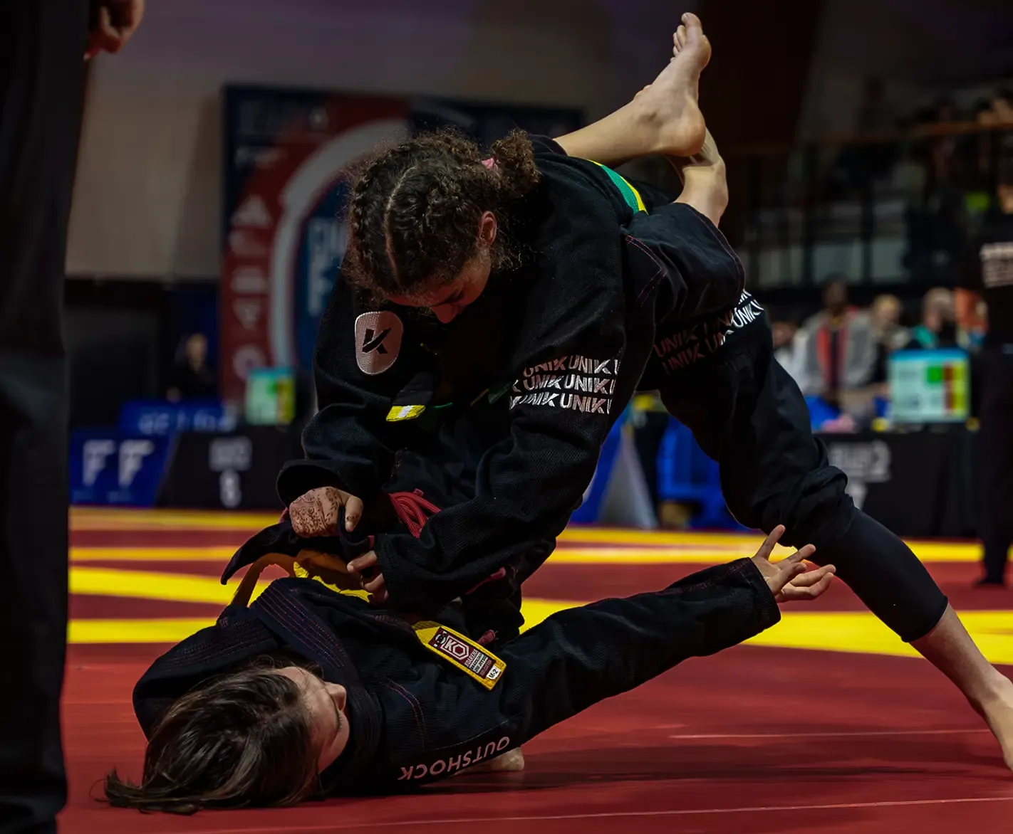 Une compétitrice UNIK en kimono noir