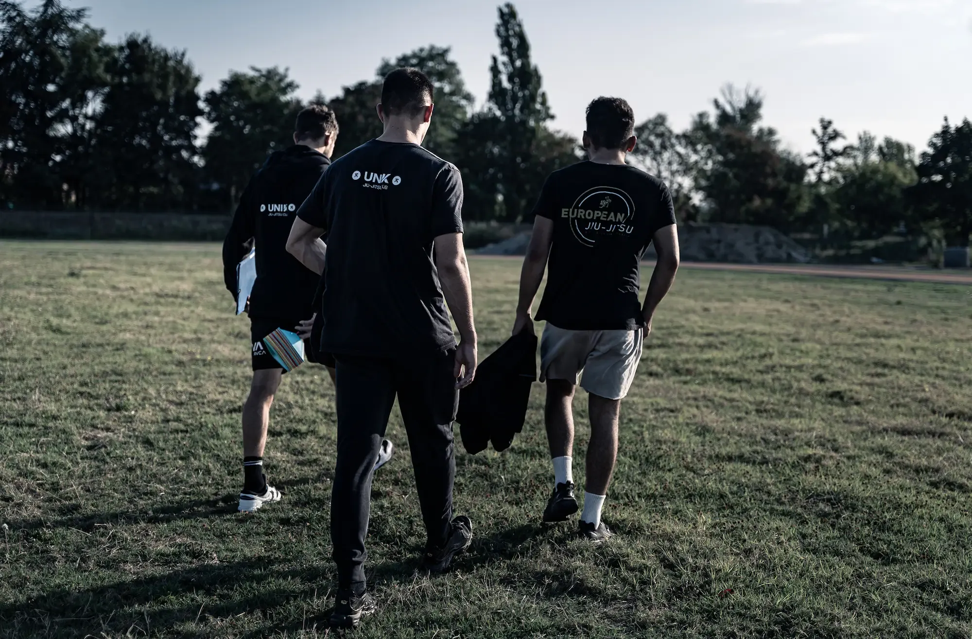 Les coachs UNIK de dos en t-shirts du club