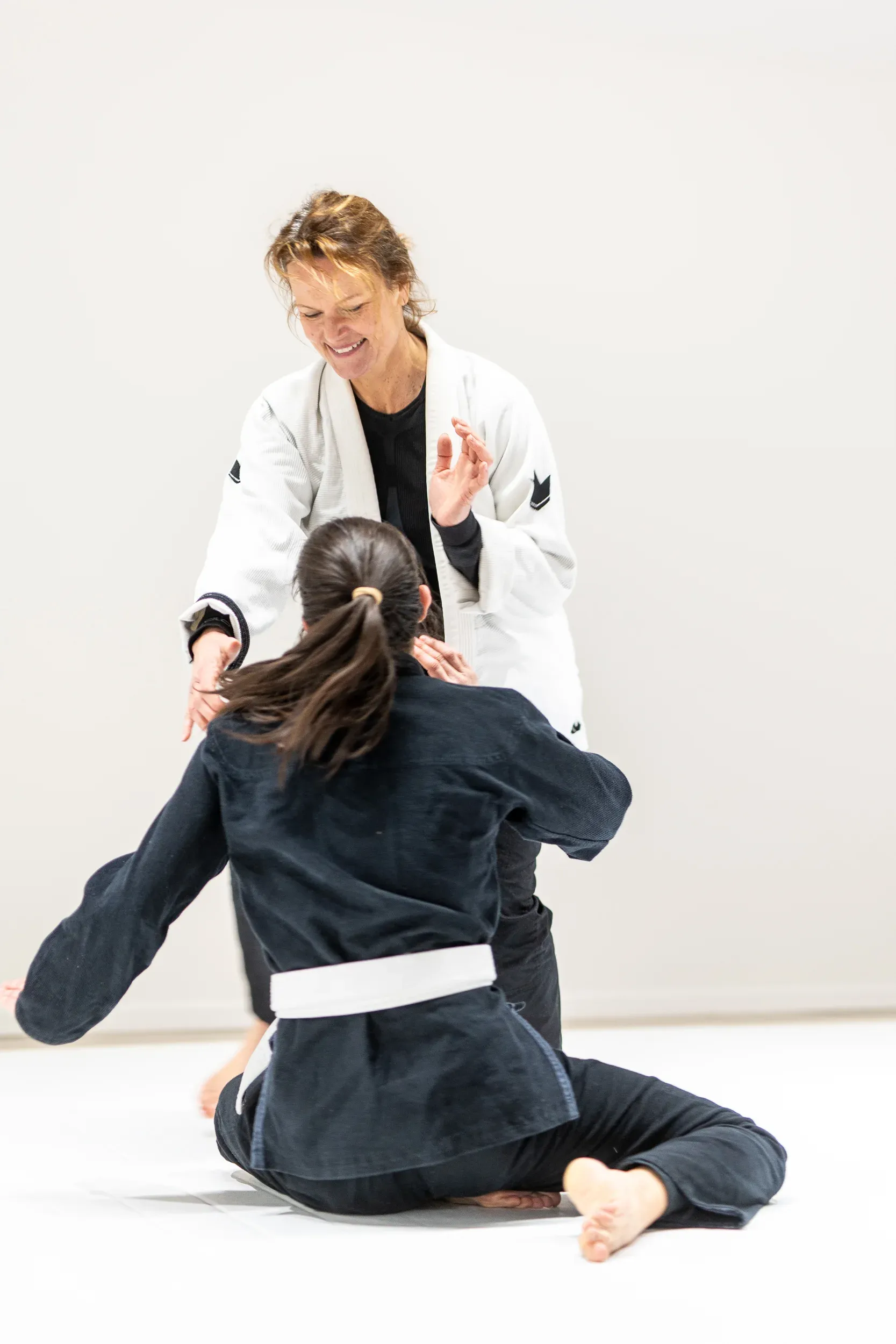 Pratiquantes en kimono au dojo