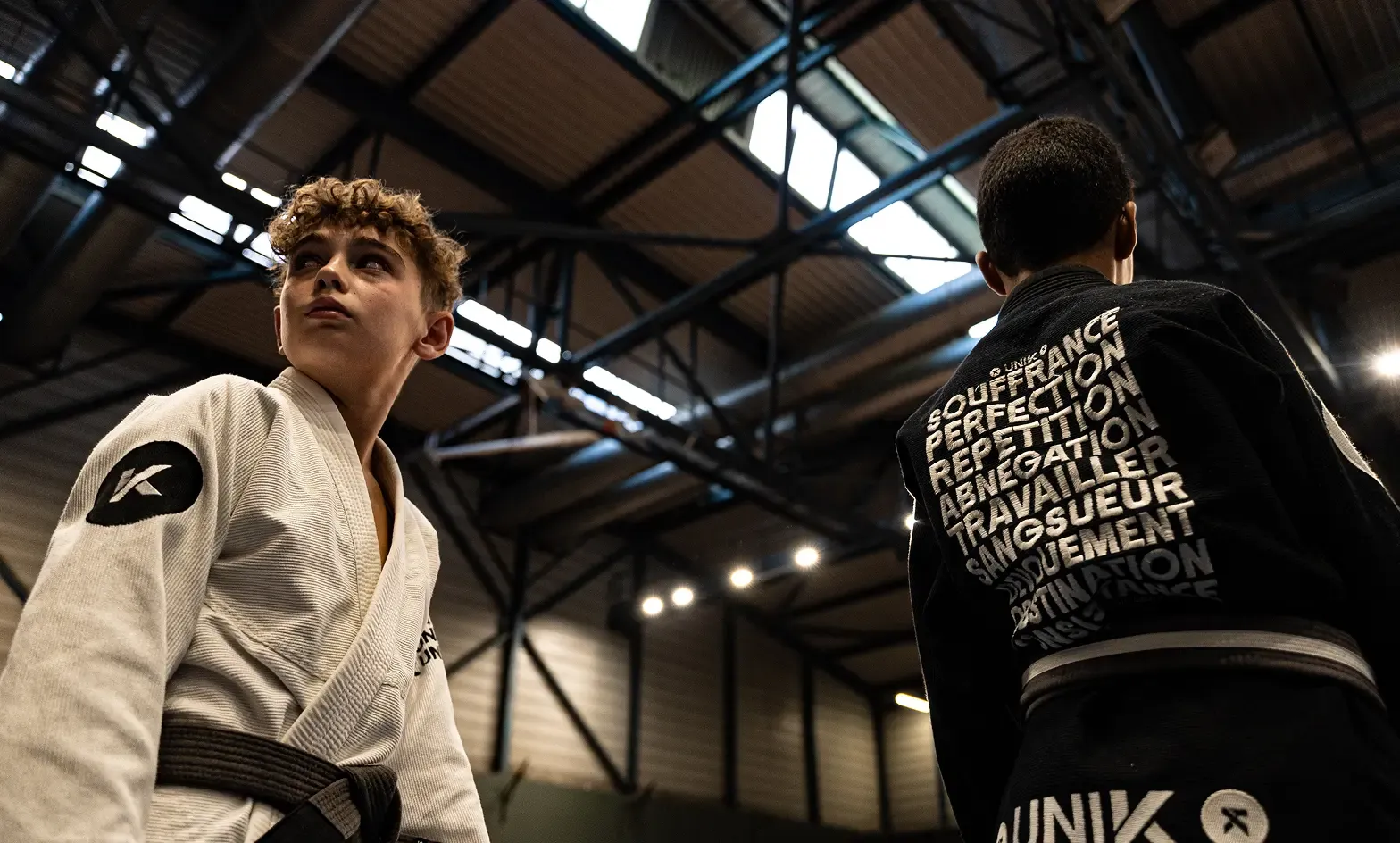 Un jeune pratiquant UNIK en kimono blanc